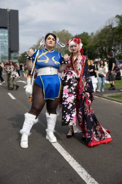 Bükreş, Romanya - 27 Nisan 2025: Doğu Avrupa Comic Con 'da Cosplayers. Çizgi roman, film, TV dizisi, bilim kurgu ve fantezi, oyun, Japon kültürü, Anime, Manga, tahta oyunları, kart oyunları ve son olarak da teknoloji oyunlarını seviyorlar..