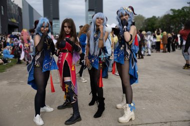 Bükreş, Romanya - 27 Nisan 2025: Doğu Avrupa Comic Con 'da Cosplayers. Çizgi roman, film, TV dizisi, bilim kurgu ve fantezi, oyun, Japon kültürü, Anime, Manga, tahta oyunları, kart oyunları ve son olarak da teknoloji oyunlarını seviyorlar..