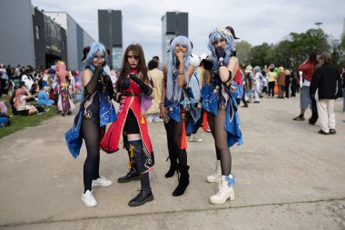Bükreş, Romanya - 27 Nisan 2025: Doğu Avrupa Comic Con 'da Cosplayers. Çizgi roman, film, TV dizisi, bilim kurgu ve fantezi, oyun, Japon kültürü, Anime, Manga, tahta oyunları, kart oyunları ve son olarak da teknoloji oyunlarını seviyorlar..