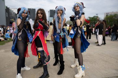 Bükreş, Romanya - 27 Nisan 2025: Doğu Avrupa Comic Con 'da Cosplayers. Çizgi roman, film, TV dizisi, bilim kurgu ve fantezi, oyun, Japon kültürü, Anime, Manga, tahta oyunları, kart oyunları ve son olarak da teknoloji oyunlarını seviyorlar..