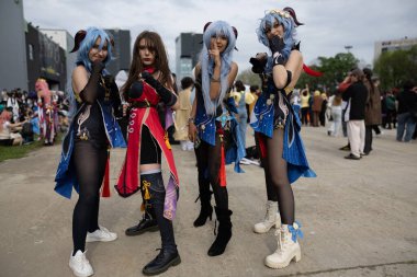 Bükreş, Romanya - 27 Nisan 2025: Doğu Avrupa Comic Con 'da Cosplayers. Çizgi roman, film, TV dizisi, bilim kurgu ve fantezi, oyun, Japon kültürü, Anime, Manga, tahta oyunları, kart oyunları ve son olarak da teknoloji oyunlarını seviyorlar..