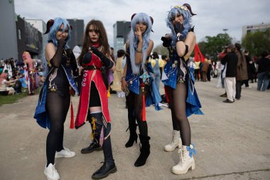 Bükreş, Romanya - 27 Nisan 2025: Doğu Avrupa Comic Con 'da Cosplayers. Çizgi roman, film, TV dizisi, bilim kurgu ve fantezi, oyun, Japon kültürü, Anime, Manga, tahta oyunları, kart oyunları ve son olarak da teknoloji oyunlarını seviyorlar..