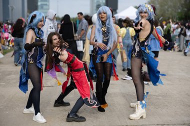 Bükreş, Romanya - 27 Nisan 2025: Doğu Avrupa Comic Con 'da Cosplayers. Çizgi roman, film, TV dizisi, bilim kurgu ve fantezi, oyun, Japon kültürü, Anime, Manga, tahta oyunları, kart oyunları ve son olarak da teknoloji oyunlarını seviyorlar..