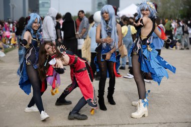 Bükreş, Romanya - 27 Nisan 2025: Doğu Avrupa Comic Con 'da Cosplayers. Çizgi roman, film, TV dizisi, bilim kurgu ve fantezi, oyun, Japon kültürü, Anime, Manga, tahta oyunları, kart oyunları ve son olarak da teknoloji oyunlarını seviyorlar..