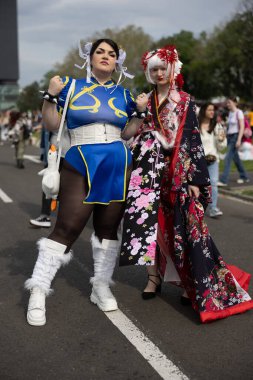 Bükreş, Romanya - 27 Nisan 2025: Doğu Avrupa Comic Con 'da Cosplayers. Çizgi roman, film, TV dizisi, bilim kurgu ve fantezi, oyun, Japon kültürü, Anime, Manga, tahta oyunları, kart oyunları ve son olarak da teknoloji oyunlarını seviyorlar..