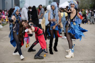 Bükreş, Romanya - 27 Nisan 2025: Doğu Avrupa Comic Con 'da Cosplayers. Çizgi roman, film, TV dizisi, bilim kurgu ve fantezi, oyun, Japon kültürü, Anime, Manga, tahta oyunları, kart oyunları ve son olarak da teknoloji oyunlarını seviyorlar..
