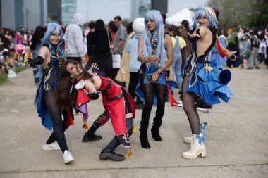 Bükreş, Romanya - 27 Nisan 2025: Doğu Avrupa Comic Con 'da Cosplayers. Çizgi roman, film, TV dizisi, bilim kurgu ve fantezi, oyun, Japon kültürü, Anime, Manga, tahta oyunları, kart oyunları ve son olarak da teknoloji oyunlarını seviyorlar..