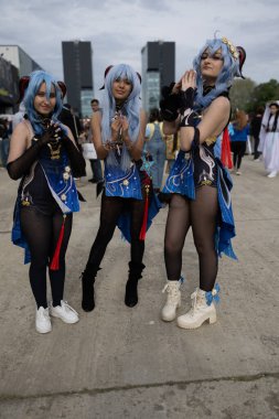 Bükreş, Romanya - 27 Nisan 2025: Doğu Avrupa Comic Con 'da Cosplayers. Çizgi roman, film, TV dizisi, bilim kurgu ve fantezi, oyun, Japon kültürü, Anime, Manga, tahta oyunları, kart oyunları ve son olarak da teknoloji oyunlarını seviyorlar..