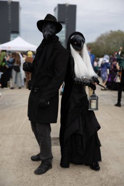 Bükreş, Romanya - 27 Nisan 2025: Doğu Avrupa Comic Con 'da Cosplayers. Çizgi roman, film, TV dizisi, bilim kurgu ve fantezi, oyun, Japon kültürü, Anime, Manga, tahta oyunları, kart oyunları ve son olarak da teknoloji oyunlarını seviyorlar..