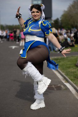 Bükreş, Romanya - 27 Nisan 2025: Doğu Avrupa Comic Con 'da Cosplayers. Çizgi roman, film, TV dizisi, bilim kurgu ve fantezi, oyun, Japon kültürü, Anime, Manga, tahta oyunları, kart oyunları ve son olarak da teknoloji oyunlarını seviyorlar..