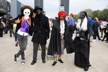 Bükreş, Romanya - 27 Nisan 2025: Doğu Avrupa Comic Con 'da Cosplayers. Çizgi roman, film, TV dizisi, bilim kurgu ve fantezi, oyun, Japon kültürü, Anime, Manga, tahta oyunları, kart oyunları ve son olarak da teknoloji oyunlarını seviyorlar..