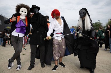 Bükreş, Romanya - 27 Nisan 2025: Doğu Avrupa Comic Con 'da Cosplayers. Çizgi roman, film, TV dizisi, bilim kurgu ve fantezi, oyun, Japon kültürü, Anime, Manga, tahta oyunları, kart oyunları ve son olarak da teknoloji oyunlarını seviyorlar..