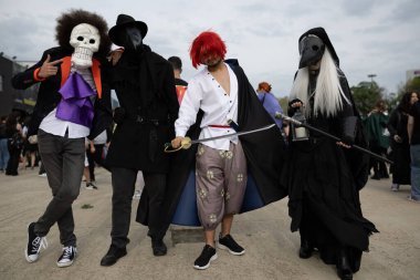 Bükreş, Romanya - 27 Nisan 2025: Doğu Avrupa Comic Con 'da Cosplayers. Çizgi roman, film, TV dizisi, bilim kurgu ve fantezi, oyun, Japon kültürü, Anime, Manga, tahta oyunları, kart oyunları ve son olarak da teknoloji oyunlarını seviyorlar..