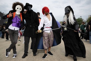 Bükreş, Romanya - 27 Nisan 2025: Doğu Avrupa Comic Con 'da Cosplayers. Çizgi roman, film, TV dizisi, bilim kurgu ve fantezi, oyun, Japon kültürü, Anime, Manga, tahta oyunları, kart oyunları ve son olarak da teknoloji oyunlarını seviyorlar..