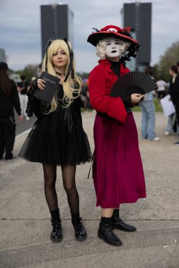 Bükreş, Romanya - 27 Nisan 2025: Doğu Avrupa Comic Con 'da Cosplayers. Çizgi roman, film, TV dizisi, bilim kurgu ve fantezi, oyun, Japon kültürü, Anime, Manga, tahta oyunları, kart oyunları ve son olarak da teknoloji oyunlarını seviyorlar..