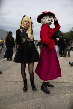 Bükreş, Romanya - 27 Nisan 2025: Doğu Avrupa Comic Con 'da Cosplayers. Çizgi roman, film, TV dizisi, bilim kurgu ve fantezi, oyun, Japon kültürü, Anime, Manga, tahta oyunları, kart oyunları ve son olarak da teknoloji oyunlarını seviyorlar..