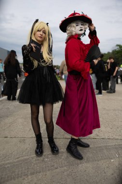 Bükreş, Romanya - 27 Nisan 2025: Doğu Avrupa Comic Con 'da Cosplayers. Çizgi roman, film, TV dizisi, bilim kurgu ve fantezi, oyun, Japon kültürü, Anime, Manga, tahta oyunları, kart oyunları ve son olarak da teknoloji oyunlarını seviyorlar..