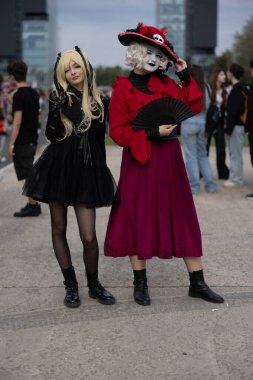 Bükreş, Romanya - 27 Nisan 2025: Doğu Avrupa Comic Con 'da Cosplayers. Çizgi roman, film, TV dizisi, bilim kurgu ve fantezi, oyun, Japon kültürü, Anime, Manga, tahta oyunları, kart oyunları ve son olarak da teknoloji oyunlarını seviyorlar..