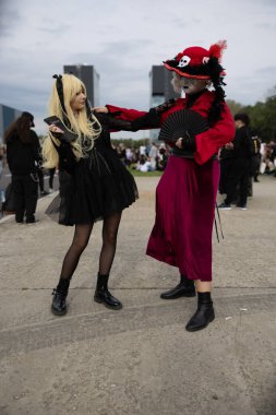 Bükreş, Romanya - 27 Nisan 2025: Doğu Avrupa Comic Con 'da Cosplayers. Çizgi roman, film, TV dizisi, bilim kurgu ve fantezi, oyun, Japon kültürü, Anime, Manga, tahta oyunları, kart oyunları ve son olarak da teknoloji oyunlarını seviyorlar..