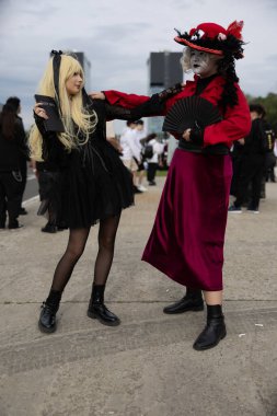 Bükreş, Romanya - 27 Nisan 2025: Doğu Avrupa Comic Con 'da Cosplayers. Çizgi roman, film, TV dizisi, bilim kurgu ve fantezi, oyun, Japon kültürü, Anime, Manga, tahta oyunları, kart oyunları ve son olarak da teknoloji oyunlarını seviyorlar..