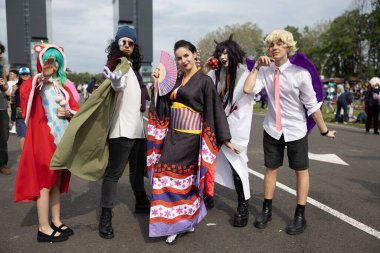 Bükreş, Romanya - 27 Nisan 2025: Doğu Avrupa Comic Con 'da Cosplayers. Çizgi roman, film, TV dizisi, bilim kurgu ve fantezi, oyun, Japon kültürü, Anime, Manga, tahta oyunları, kart oyunları ve son olarak da teknoloji oyunlarını seviyorlar..
