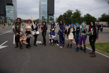 Bükreş, Romanya - 27 Nisan 2025: Doğu Avrupa Comic Con 'da Cosplayers. Çizgi roman, film, TV dizisi, bilim kurgu ve fantezi, oyun, Japon kültürü, Anime, Manga, tahta oyunları, kart oyunları ve son olarak da teknoloji oyunlarını seviyorlar..
