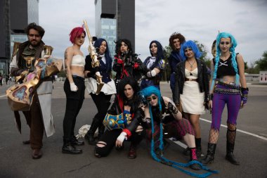 Bükreş, Romanya - 27 Nisan 2025: Doğu Avrupa Comic Con 'da Cosplayers. Çizgi roman, film, TV dizisi, bilim kurgu ve fantezi, oyun, Japon kültürü, Anime, Manga, tahta oyunları, kart oyunları ve son olarak da teknoloji oyunlarını seviyorlar..