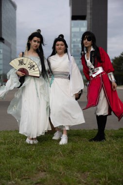 Bükreş, Romanya - 27 Nisan 2025: Doğu Avrupa Comic Con 'da Cosplayers. Çizgi roman, film, TV dizisi, bilim kurgu ve fantezi, oyun, Japon kültürü, Anime, Manga, tahta oyunları, kart oyunları ve son olarak da teknoloji oyunlarını seviyorlar..