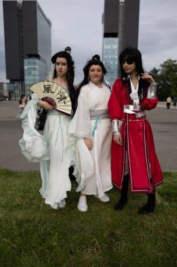Bükreş, Romanya - 27 Nisan 2025: Doğu Avrupa Comic Con 'da Cosplayers. Çizgi roman, film, TV dizisi, bilim kurgu ve fantezi, oyun, Japon kültürü, Anime, Manga, tahta oyunları, kart oyunları ve son olarak da teknoloji oyunlarını seviyorlar..