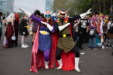 Bükreş, Romanya - 27 Nisan 2025: Doğu Avrupa Comic Con 'da Cosplayers. Çizgi roman, film, TV dizisi, bilim kurgu ve fantezi, oyun, Japon kültürü, Anime, Manga, tahta oyunları, kart oyunları ve son olarak da teknoloji oyunlarını seviyorlar..