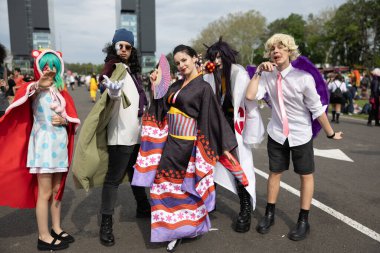 Bükreş, Romanya - 27 Nisan 2025: Doğu Avrupa Comic Con 'da Cosplayers. Çizgi roman, film, TV dizisi, bilim kurgu ve fantezi, oyun, Japon kültürü, Anime, Manga, tahta oyunları, kart oyunları ve son olarak da teknoloji oyunlarını seviyorlar..