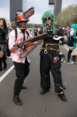 Bükreş, Romanya - 27 Nisan 2025: Doğu Avrupa Comic Con 'da Cosplayers. Çizgi roman, film, TV dizisi, bilim kurgu ve fantezi, oyun, Japon kültürü, Anime, Manga, tahta oyunları, kart oyunları ve son olarak da teknoloji oyunlarını seviyorlar..