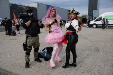 Bükreş, Romanya - 27 Nisan 2025: Doğu Avrupa Comic Con 'da Cosplayers. Çizgi roman, film, TV dizisi, bilim kurgu ve fantezi, oyun, Japon kültürü, Anime, Manga, tahta oyunları, kart oyunları ve son olarak da teknoloji oyunlarını seviyorlar..