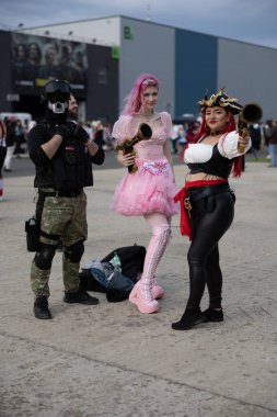 Bükreş, Romanya - 27 Nisan 2025: Doğu Avrupa Comic Con 'da Cosplayers. Çizgi roman, film, TV dizisi, bilim kurgu ve fantezi, oyun, Japon kültürü, Anime, Manga, tahta oyunları, kart oyunları ve son olarak da teknoloji oyunlarını seviyorlar..