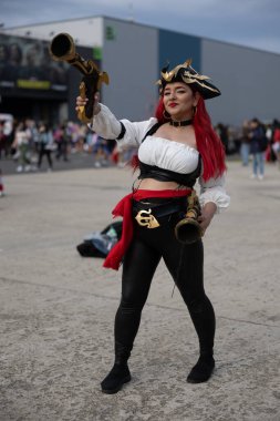 Bükreş, Romanya - 27 Nisan 2025: Doğu Avrupa Comic Con 'da Cosplayers. Çizgi roman, film, TV dizisi, bilim kurgu ve fantezi, oyun, Japon kültürü, Anime, Manga, tahta oyunları, kart oyunları ve son olarak da teknoloji oyunlarını seviyorlar..