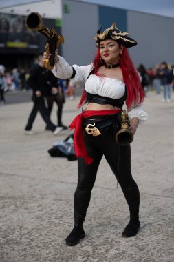 Bükreş, Romanya - 27 Nisan 2025: Doğu Avrupa Comic Con 'da Cosplayers. Çizgi roman, film, TV dizisi, bilim kurgu ve fantezi, oyun, Japon kültürü, Anime, Manga, tahta oyunları, kart oyunları ve son olarak da teknoloji oyunlarını seviyorlar..