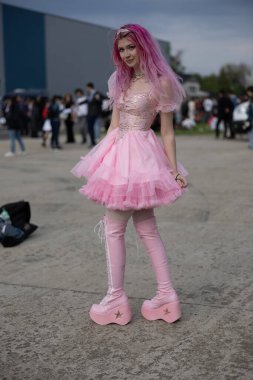Bükreş, Romanya - 27 Nisan 2025: Doğu Avrupa Comic Con 'da Cosplayers. Çizgi roman, film, TV dizisi, bilim kurgu ve fantezi, oyun, Japon kültürü, Anime, Manga, tahta oyunları, kart oyunları ve son olarak da teknoloji oyunlarını seviyorlar..