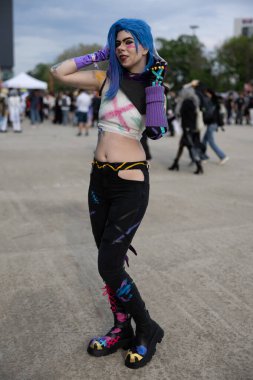 Bükreş, Romanya - 27 Nisan 2025: Doğu Avrupa Comic Con 'da Cosplayers. Çizgi roman, film, TV dizisi, bilim kurgu ve fantezi, oyun, Japon kültürü, Anime, Manga, tahta oyunları, kart oyunları ve son olarak da teknoloji oyunlarını seviyorlar..