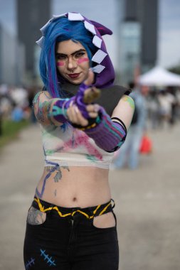 Bükreş, Romanya - 27 Nisan 2025: Doğu Avrupa Comic Con 'da Cosplayers. Çizgi roman, film, TV dizisi, bilim kurgu ve fantezi, oyun, Japon kültürü, Anime, Manga, tahta oyunları, kart oyunları ve son olarak da teknoloji oyunlarını seviyorlar..