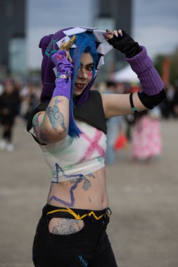 Bükreş, Romanya - 27 Nisan 2025: Doğu Avrupa Comic Con 'da Cosplayers. Çizgi roman, film, TV dizisi, bilim kurgu ve fantezi, oyun, Japon kültürü, Anime, Manga, tahta oyunları, kart oyunları ve son olarak da teknoloji oyunlarını seviyorlar..