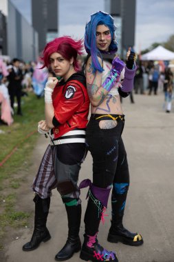 Bükreş, Romanya - 27 Nisan 2025: Doğu Avrupa Comic Con 'da Cosplayers. Çizgi roman, film, TV dizisi, bilim kurgu ve fantezi, oyun, Japon kültürü, Anime, Manga, tahta oyunları, kart oyunları ve son olarak da teknoloji oyunlarını seviyorlar..