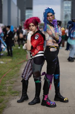 Bükreş, Romanya - 27 Nisan 2025: Doğu Avrupa Comic Con 'da Cosplayers. Çizgi roman, film, TV dizisi, bilim kurgu ve fantezi, oyun, Japon kültürü, Anime, Manga, tahta oyunları, kart oyunları ve son olarak da teknoloji oyunlarını seviyorlar..