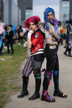 Bükreş, Romanya - 27 Nisan 2025: Doğu Avrupa Comic Con 'da Cosplayers. Çizgi roman, film, TV dizisi, bilim kurgu ve fantezi, oyun, Japon kültürü, Anime, Manga, tahta oyunları, kart oyunları ve son olarak da teknoloji oyunlarını seviyorlar..