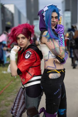 Bükreş, Romanya - 27 Nisan 2025: Doğu Avrupa Comic Con 'da Cosplayers. Çizgi roman, film, TV dizisi, bilim kurgu ve fantezi, oyun, Japon kültürü, Anime, Manga, tahta oyunları, kart oyunları ve son olarak da teknoloji oyunlarını seviyorlar..