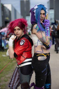 Bükreş, Romanya - 27 Nisan 2025: Doğu Avrupa Comic Con 'da Cosplayers. Çizgi roman, film, TV dizisi, bilim kurgu ve fantezi, oyun, Japon kültürü, Anime, Manga, tahta oyunları, kart oyunları ve son olarak da teknoloji oyunlarını seviyorlar..