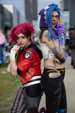 Bükreş, Romanya - 27 Nisan 2025: Doğu Avrupa Comic Con 'da Cosplayers. Çizgi roman, film, TV dizisi, bilim kurgu ve fantezi, oyun, Japon kültürü, Anime, Manga, tahta oyunları, kart oyunları ve son olarak da teknoloji oyunlarını seviyorlar..