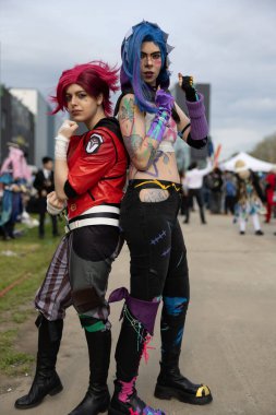 Bükreş, Romanya - 27 Nisan 2025: Doğu Avrupa Comic Con 'da Cosplayers. Çizgi roman, film, TV dizisi, bilim kurgu ve fantezi, oyun, Japon kültürü, Anime, Manga, tahta oyunları, kart oyunları ve son olarak da teknoloji oyunlarını seviyorlar..