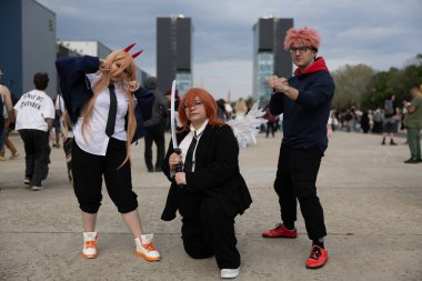 Bükreş, Romanya - 27 Nisan 2025: Doğu Avrupa Comic Con 'da Cosplayers. Çizgi roman, film, TV dizisi, bilim kurgu ve fantezi, oyun, Japon kültürü, Anime, Manga, tahta oyunları, kart oyunları ve son olarak da teknoloji oyunlarını seviyorlar..