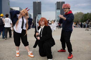 Bükreş, Romanya - 27 Nisan 2025: Doğu Avrupa Comic Con 'da Cosplayers. Çizgi roman, film, TV dizisi, bilim kurgu ve fantezi, oyun, Japon kültürü, Anime, Manga, tahta oyunları, kart oyunları ve son olarak da teknoloji oyunlarını seviyorlar..
