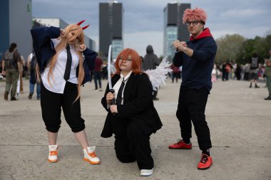 Bükreş, Romanya - 27 Nisan 2025: Doğu Avrupa Comic Con 'da Cosplayers. Çizgi roman, film, TV dizisi, bilim kurgu ve fantezi, oyun, Japon kültürü, Anime, Manga, tahta oyunları, kart oyunları ve son olarak da teknoloji oyunlarını seviyorlar..